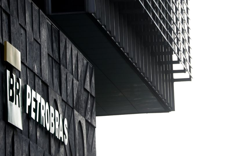 &copy; Reuters. Logo da Petrobras visto na fachada do edifício-sede da companhia no Rio de Janeiro