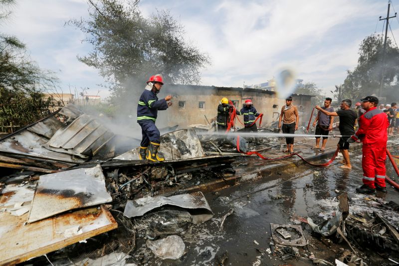 © Reuters. الشرطة: مقتل 4 في انفجار سيارة ملغومة بمدينة الصدر في بغداد