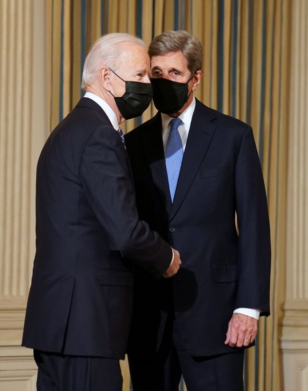 &copy; Reuters. Presidente dos EUA, Joe Biden, e enviado especial dos EUA para o clima, John Kerry, durante cerimônia na Casa Branca