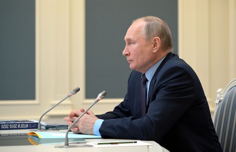 &copy; Reuters. El presidente de Rusia, Vladimir Putin, asiste a una video conferencia en Moscú.  Abril 14, 2021. Sputnik/Alexei Druzhinin/Kremlin via REUTERS. ATENCIÓN EDITORES: ESTA IMAGEN FUE PROVISTA POR UNA TERCERA PARTE.