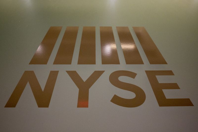 &copy; Reuters. Imagen de archivo del logo de la Bolsa de Nueva York en el suelo del edificio.