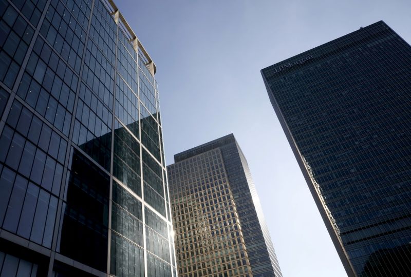 &copy; Reuters. Imagen de archivo de rascacielos en el distrito financiero Canary Wharf en Londres