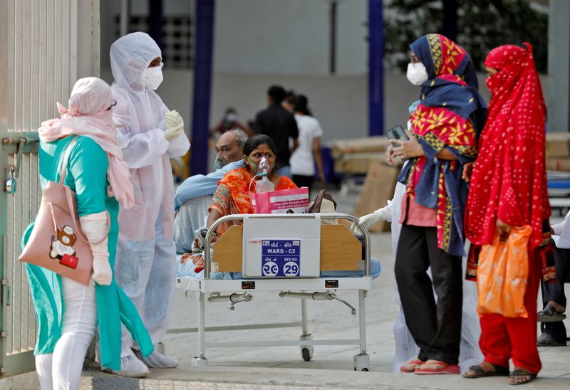 &copy; Reuters. Pacientes en cama serán transferidos a un hospital en medio de la pandemia de coronavirus (COVID-19) en Ahmedabad