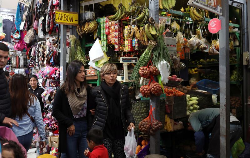 &copy; Reuters. FILE PHOTO: People walk at Surco market in Lima