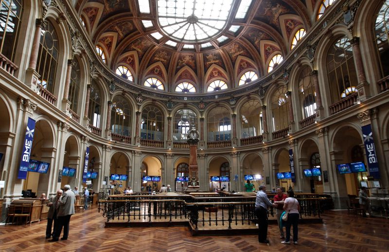 &copy; Reuters. FOTO DE ARCHIVO: Una vista general del interior de la Bolsa de Madrid