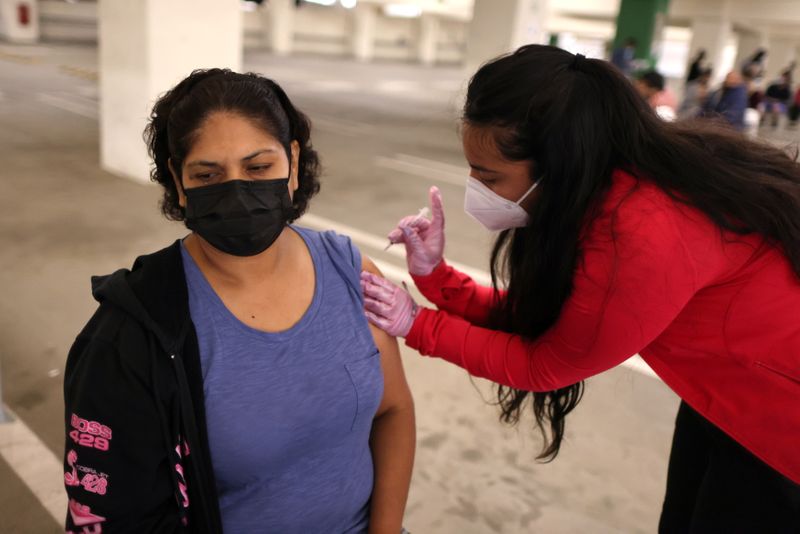 &copy; Reuters. COVID-19 vaccination in Los Angeles