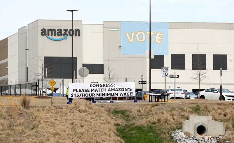 © Reuters. Centro de distribuição da Amazon em Bessemer, Alabama, onde trabalhadores rejeitaram a formação de um sidicato