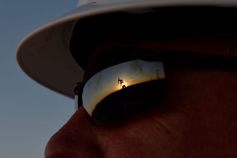 &copy; Reuters. Funcionário observa equipamento de produção de petróleo