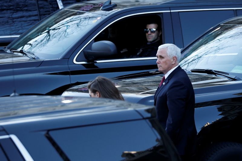 &copy; Reuters. Pence walks into the West Wing of the White House after a gathering with staff in Washington