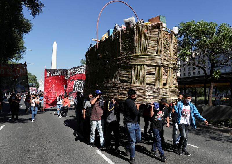 &copy; Reuters. Manifestantes protestam contra medidas decretadas para conter a Covid-19 em Buenos Aires