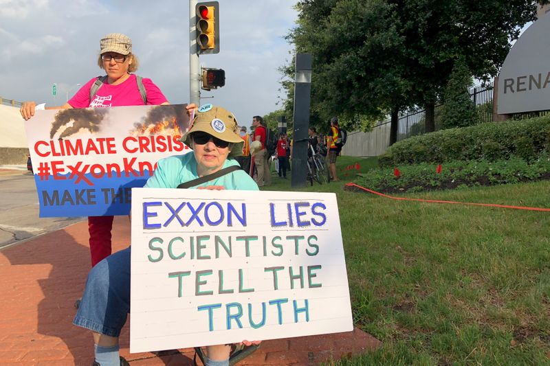 &copy; Reuters. FILE PHOTO: Blanca Gonzales and Susan Cooper protest ExxonMobil&apos;s climate change policies as people arrive at the 2019 annual shareholders meeting in Dallas