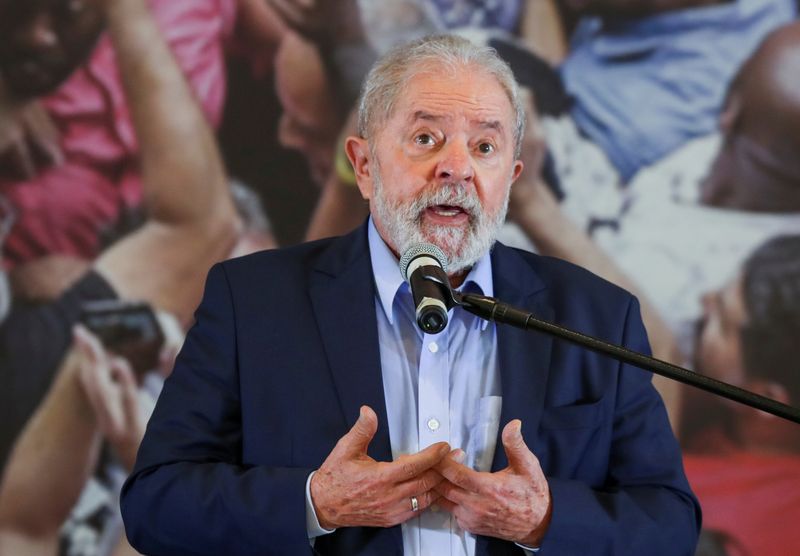 &copy; Reuters. IMAGEN DE ARCHIVO. El expresidente brasileño Luiz Inácio Lula da Silva gesticula en una rueda de prensa en Sao Bernardo do Campo, cerca de Sao Paulo, Brasil