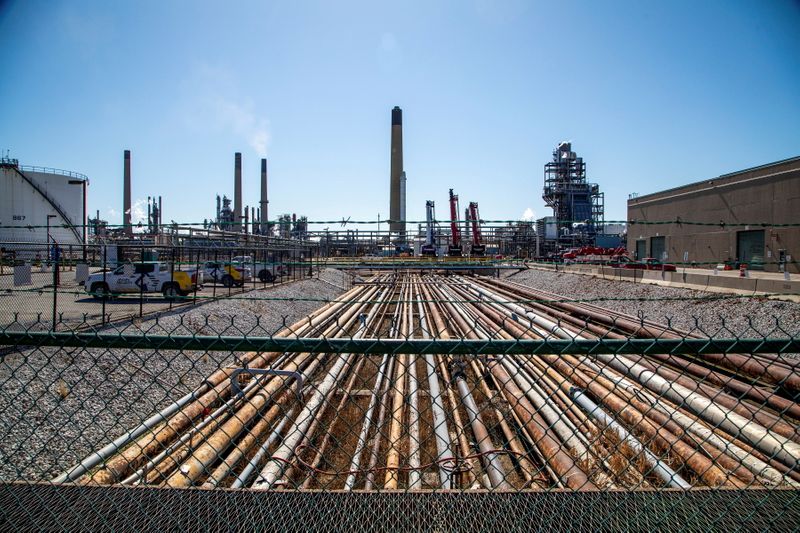 &copy; Reuters. FILE PHOTO: View of refinery near Enbridge&apos;s Line 5 pipeline, in Ontario