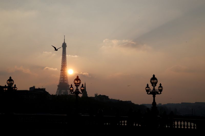 &copy; Reuters. FILE PHOTO: The Eiffel tower is pictured as the sun sets on a winter day in Paris