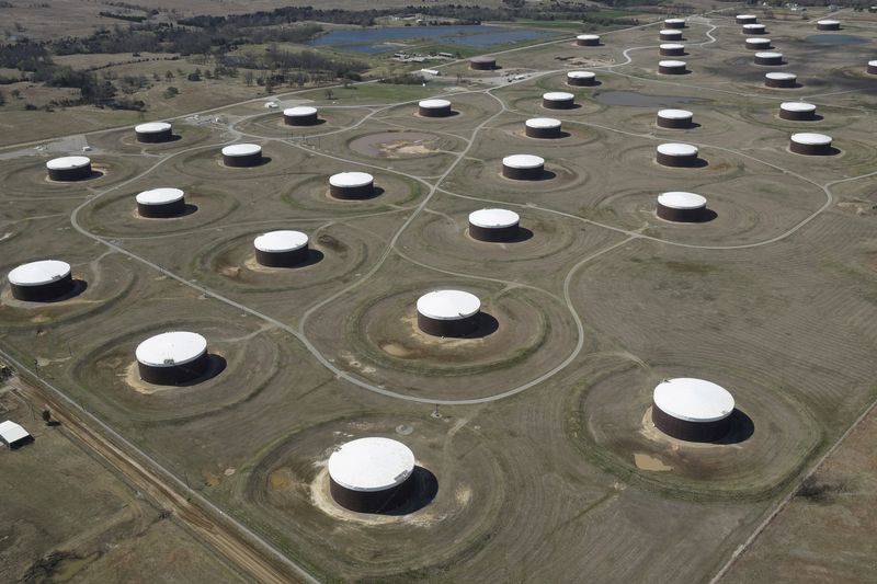 &copy; Reuters. FILE PHOTO: Crude oil storage tanks are seen from above at the Cushing oil hub in Cushing