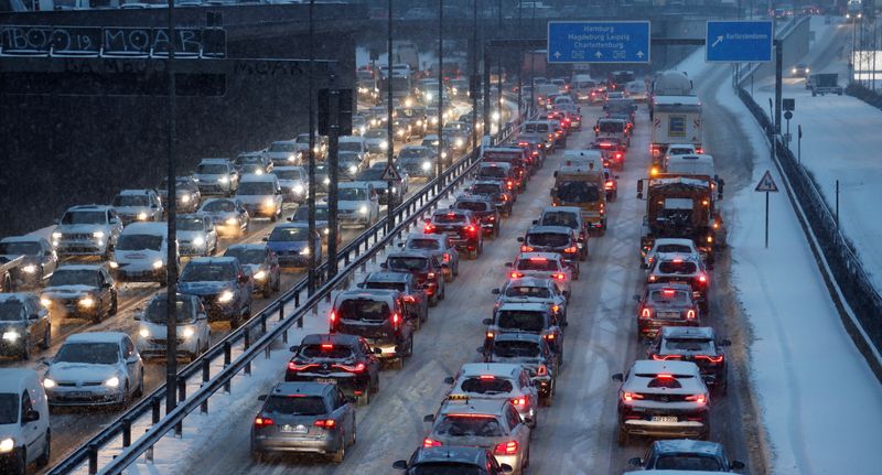 &copy; Reuters. Macchine in coda in autostrada in Germania durante una nevicata