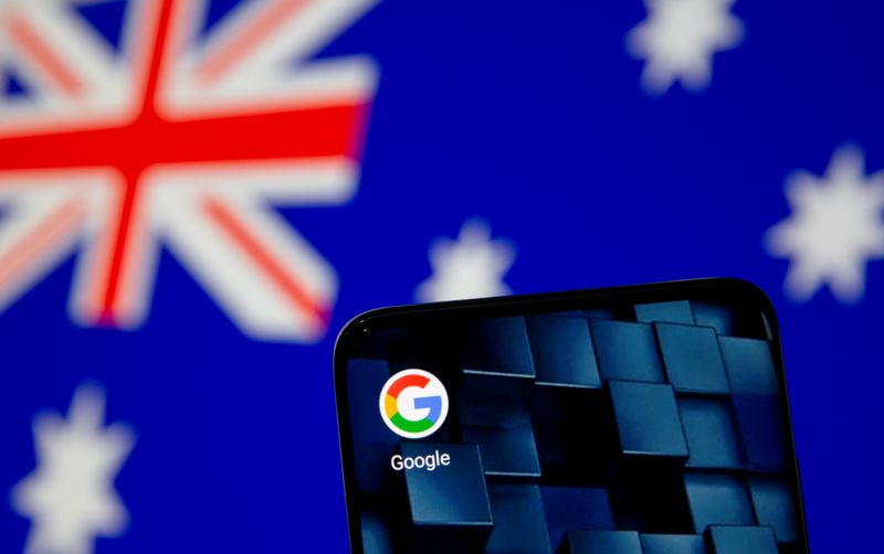 © Reuters. FOTO DE ARCHIVO: Un smartphone con el icono de una aplicación de Google se ve delante de la bandera australiana desplegada en esta ilustración