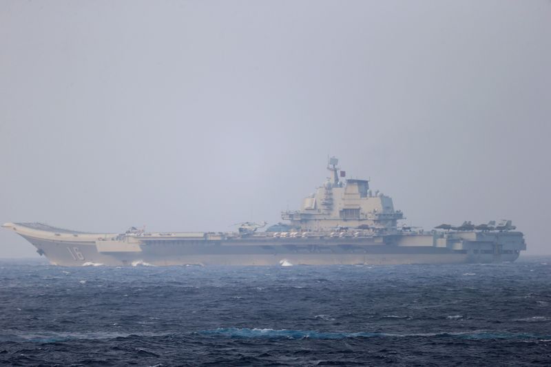 &copy; Reuters. FOTO DE ARCHIVO: El portaaviones chino Liaoning navega por el estrecho de Miyako, cerca de Okinawa, el 4 de abril de 2021
