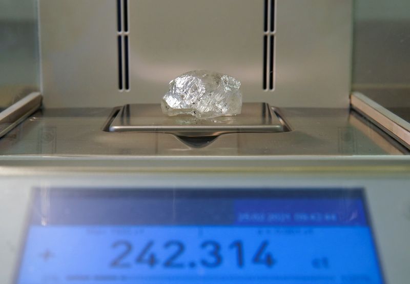 &copy; Reuters. Alrosa presents a rare rough diamond in Moscow