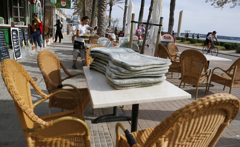 &copy; Reuters. Una camarera durante las restricciones por coronavirus (COVID-19) en la playa de Palma en Palma de Mallorca