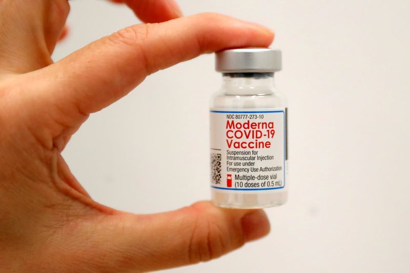 &copy; Reuters. FILE PHOTO: SOMOS Community Care administers Moderna COVID-19 Vaccine at pop-up site in New York