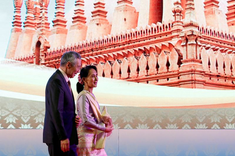 &copy; Reuters. FILE PHOTO: Myanmar leader Aung San Suu Kyi and Singapore&apos;s Prime Minister Lee Hsien Loong leave the opening ceremony of ASEAN Summit in Vientiane