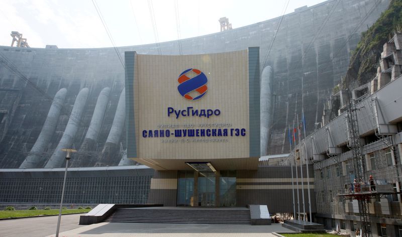 &copy; Reuters. A logo of the RusHydro company, that operates the Russia&apos;s largest hydroelectric power station, Sayano-Shushenskaya, is seen above an entrance of the station, near the Siberian village of Cheryomushki