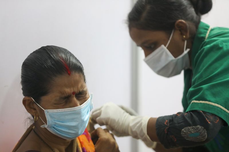 &copy; Reuters. Mulher recebe vacina contra Covid-19 em Mumbai, na Índia