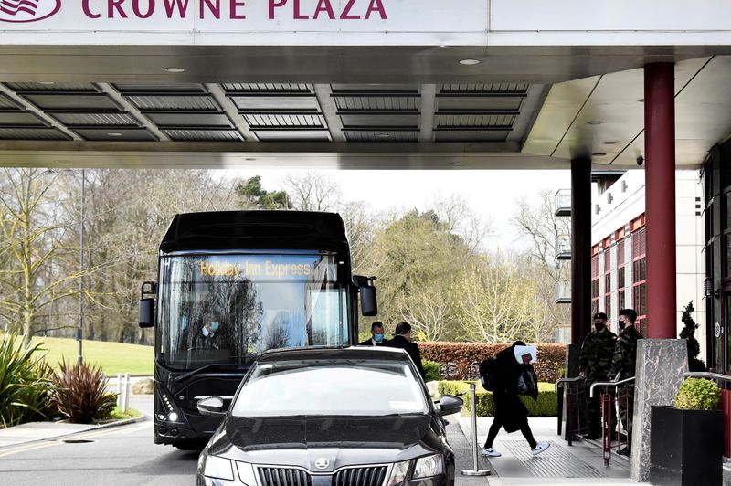 &copy; Reuters. FOTO DE ARCHIVO: Una pasajera baja de un autobús en el hotel Crowne Plaza del aeropuerto de Dublín, en Dublín, Irlanda