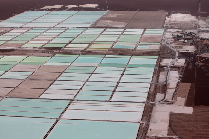 &copy; Reuters. Una vista aérea de las piscinas de la productora de litio SQM en el Salar de Atacama, en el norte de Chile. Foto de archivo