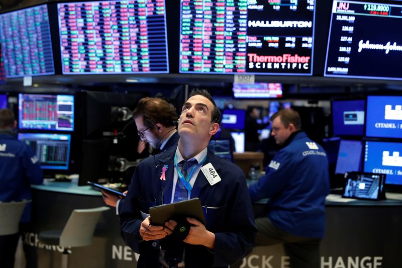 &copy; Reuters. Imagen de archivo de operadores trabajando en la Bolsa de Valores de Nueva York (NYSE) mientras el edificio se prepara para cerrar por tiempo indefinido debido a la pandemia del COVID-19 en Nueva York