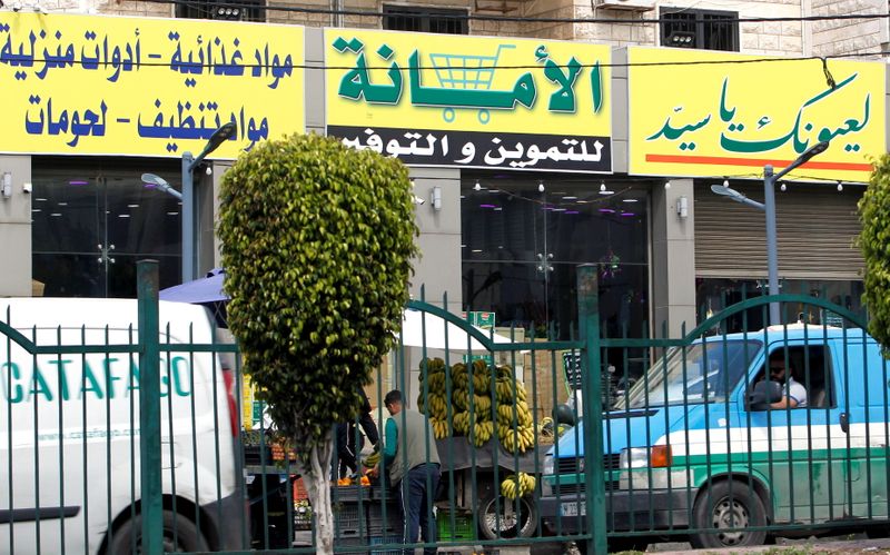 &copy; Reuters. حزب الله يستعد للأسوأ في لبنان عبر تخزين المواد الغذائية والنفطية