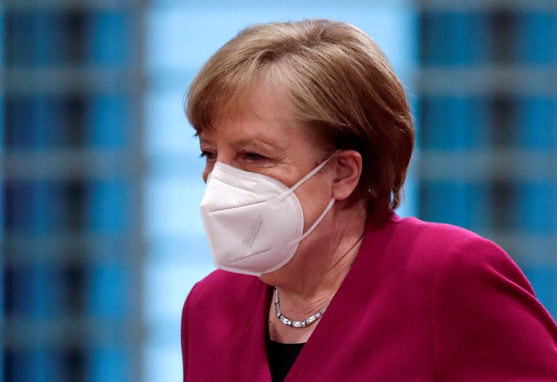 &copy; Reuters. Foto de archivo. La canciller alemana Angela Merkel asiste a la reunión semanal del gabinete en la Cancillería en Berlín