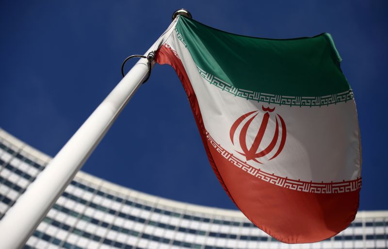 &copy; Reuters. Foto de archivo. Una bandera de Irán en el frontis de la sede del Organismo Internacional de energía Atómica en Viena