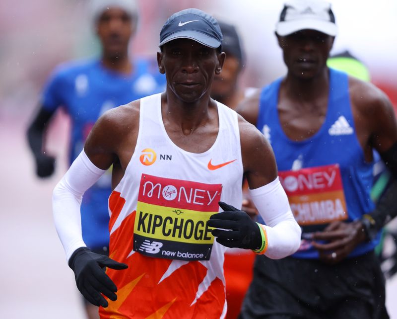 &copy; Reuters. FILE PHOTO: Kenya&apos;s Eliud Kipchoge during the London Marathon