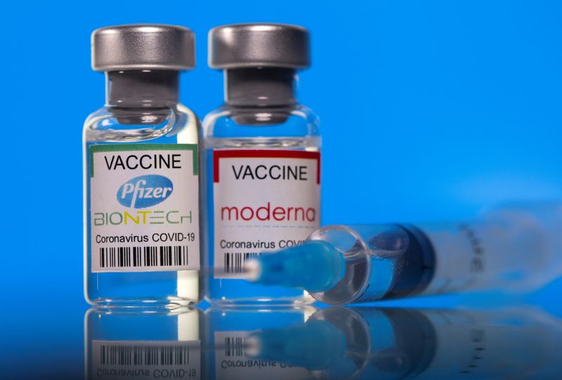 &copy; Reuters. Picture illustration of vials with Pfizer-BioNTech and Moderna coronavirus disease (COVID-19) vaccine labels