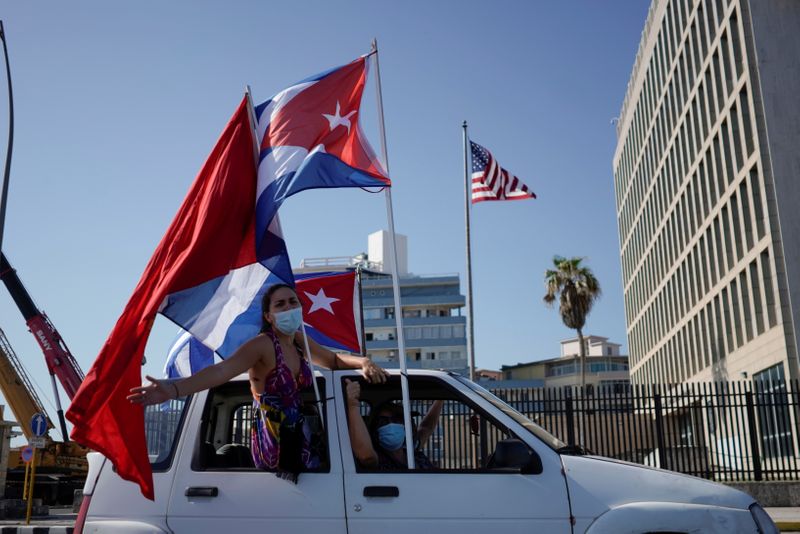 &copy; Reuters. Foto de archivo ilustrativa d eun auto con banderas cubanas pasando frente a la embajada de EEUU en La Habana
