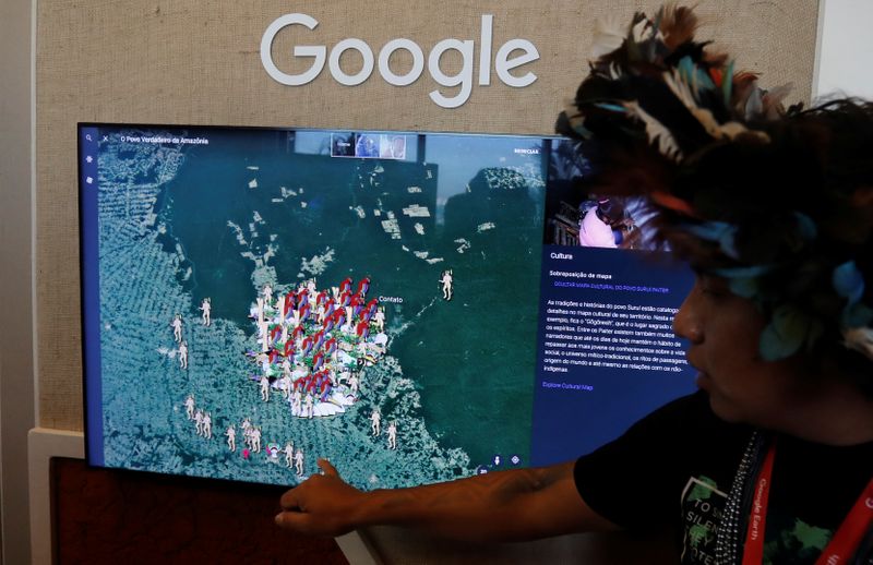 &copy; Reuters. A Brazilian indigenous from the Surui-Paiter tribe introduces the &quot;I&apos;m Amazon by Google&quot; during the presentation of new Google Earth project in Sao Paulo