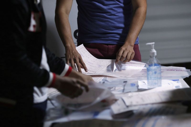&copy; Reuters. Foto de archivo ilustrativa del recuento de los votos en la elección presidencial del domingo, en Lima