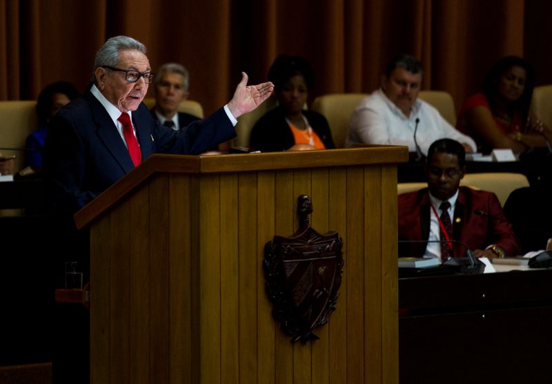 &copy; Reuters. راؤول كاسترو يسلم قيادة الحزب الشيوعي الكوبي لجيل أصغر