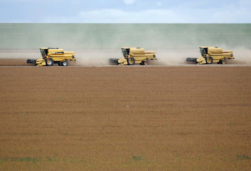 &copy; Reuters. Trabalhos de colheita de soja em Nova Mutum, no Mato Grosso