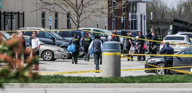 &copy; Reuters. Autoridades em local de ataque a tiros em Indianápolis, nos EUA