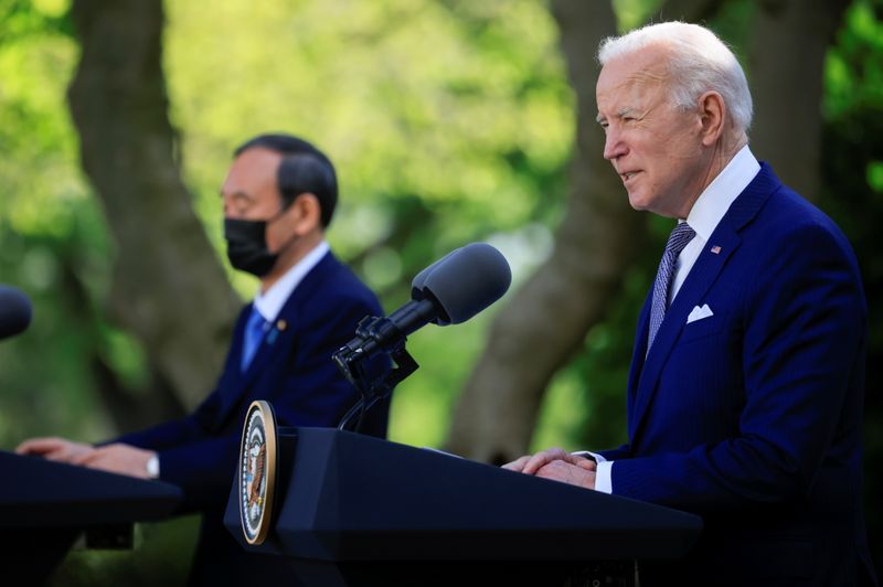 &copy; Reuters. El presidente de Estados Unidos, Joe Biden, habla en una conferencia de prensa conjunta con el primer ministro de Japón, Yoshihide Suga, en la rosaleda de la Casa Blanca en Washington, Estados Unidos.