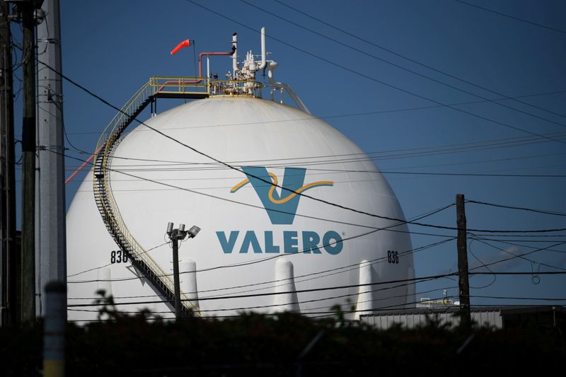 &copy; Reuters. FILE PHOTO: The Valero refinery next to the Houston Ship Channel