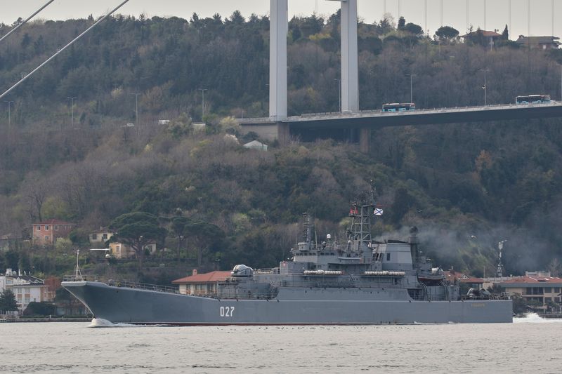 © Reuters. The Russian Navy's landing ship Kondopoga sails in Istanbul's Bosphorus