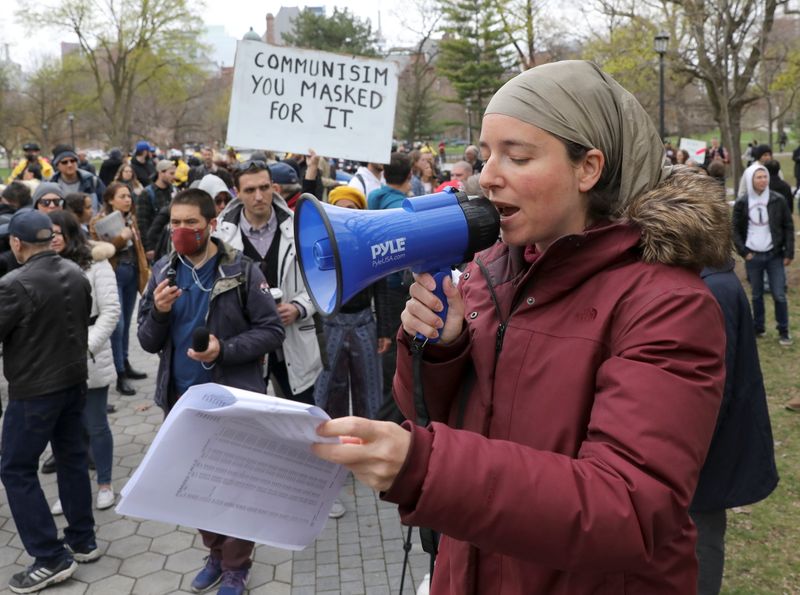 © Reuters. Protest against COVID-19 lockdown measures in Toronto