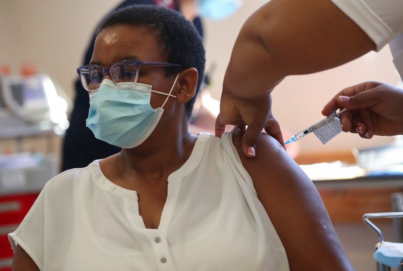 &copy; Reuters. COVID-19 vaccination at Khayelitsha Hospital near Cape Town