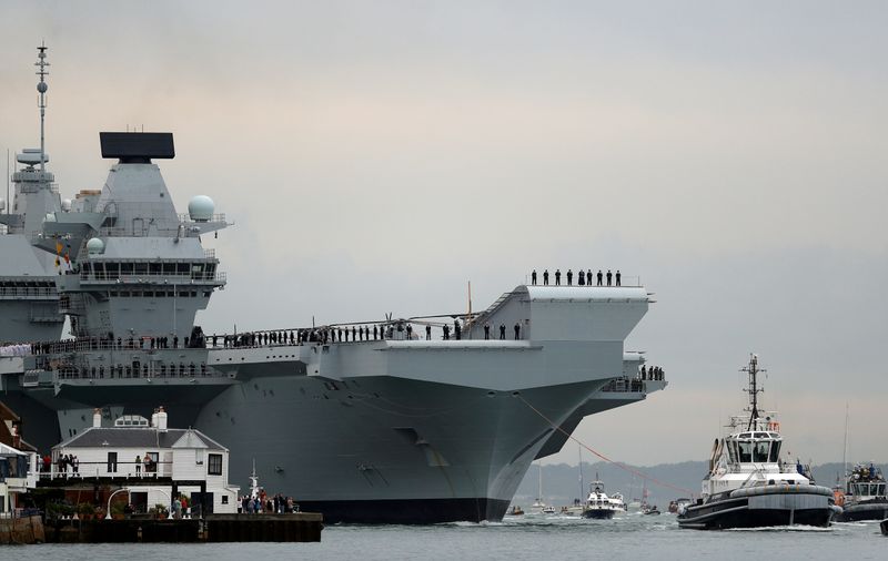 &copy; Reuters. FILE PHOTO: The Royal Navy&apos;s new aircraft carrier, HMS Queen Elizabeth, is towed by tugs as it arrives at Portsmouth Naval base, its new home port, in Portsmouth