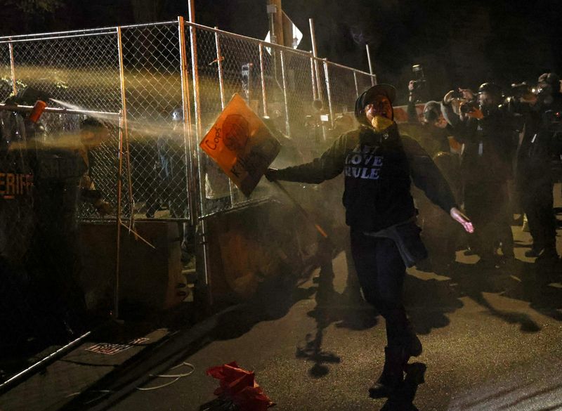 &copy; Reuters. Protests continue after Daunte Wright was shot and killed by a police officer in Brooklyn Center