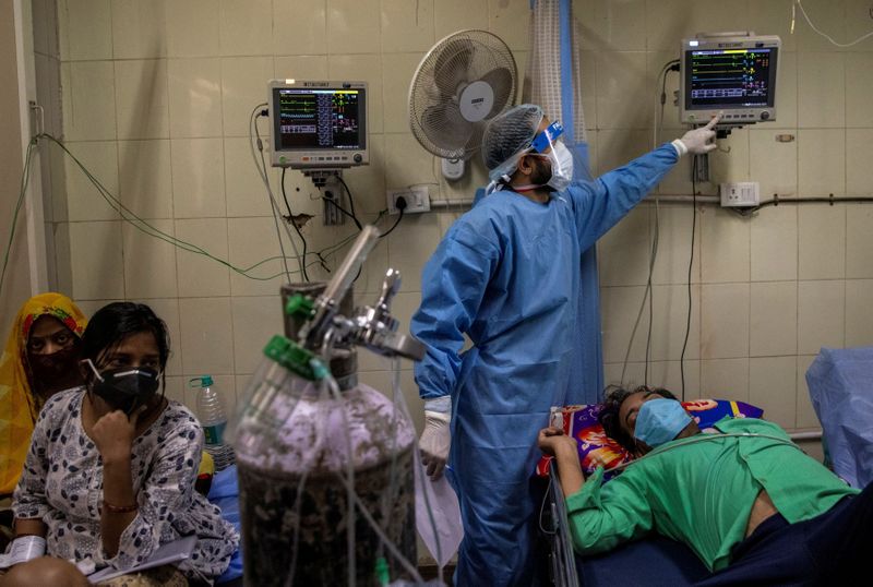&copy; Reuters. FILE PHOTO: Patients suffering from the coronavirus disease (COVID-19) get treatment at the casualty ward in Lok Nayak Jai Prakash (LNJP) hospital, amidst the spread of the disease in New Delhi